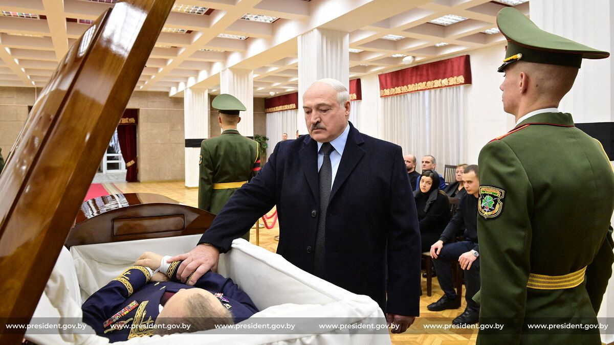 V Bělorusku pohřbili ministra Makeje. Přišel Lukašenko, nepřišel syn